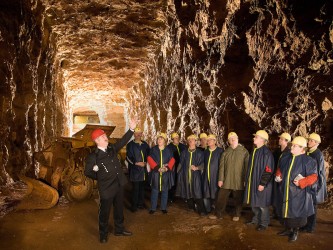 Eine Gruppe von Menschen steht in einem Bergwerk.