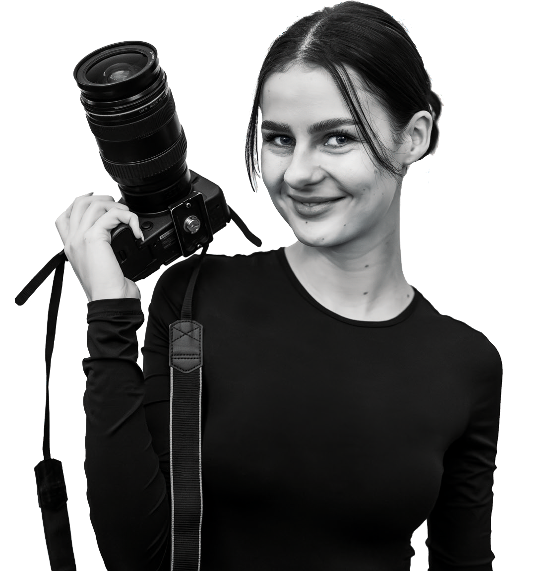 Elisabeth Geisler als schwarz/weiß Porträt mit einer Kamera in der Hand
