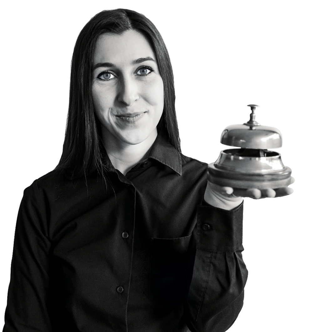 Ein schwarz/weiß Foto von Kateryna Buchkovska und sie hält eine Tischglocke in der Hand.